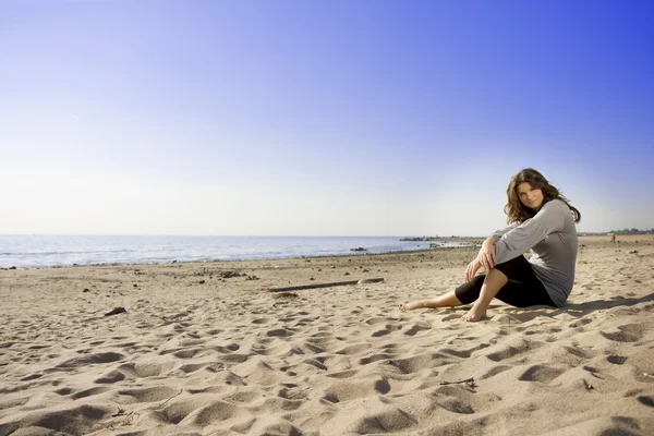 Krásná bruneta dívka na pláži — Stock fotografie