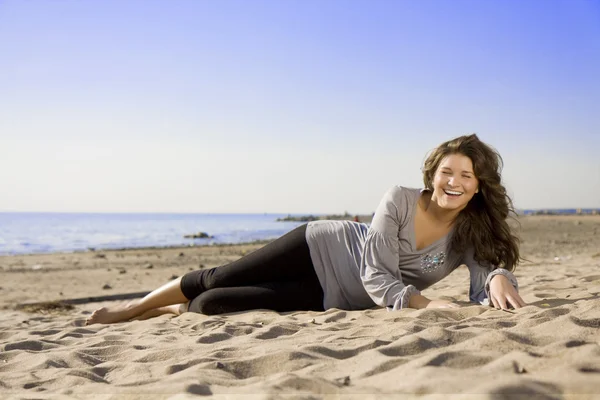 Mooie brunette meisje op het strand — Stockfoto