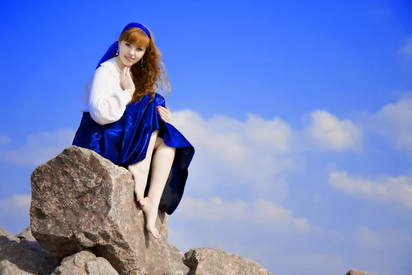 Девушка-модель в синем платье на фоне голубого неба — стоковое фото