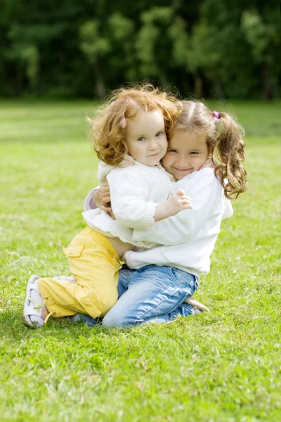 Feliz hermana niñas en el parque —  Fotos de Stock