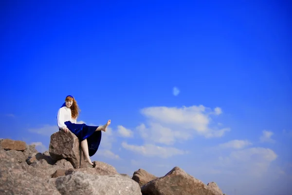 푸른 하늘 배경으로 파란 드레스에 여자 모델 — 스톡 사진