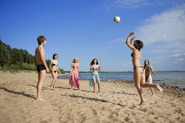 Plajda voleybol oynarken — Stok fotoğraf