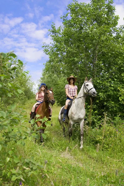 Las niñas montan a caballo en el parque — Foto de Stock