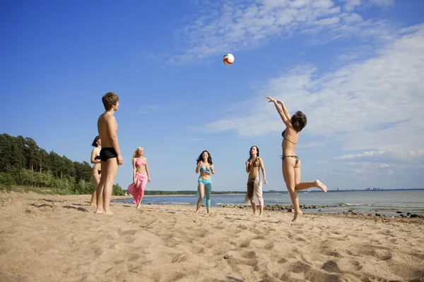 Sur la plage jouant au volleyball — Photo