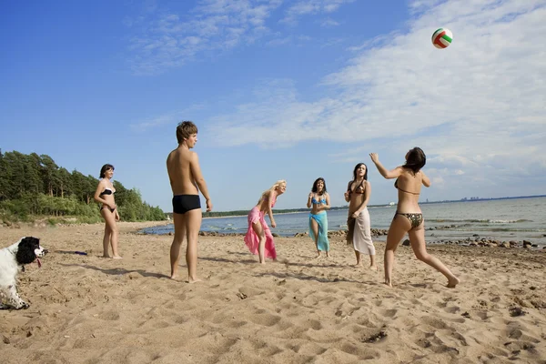 Am Strand beim Volleyball spielen — Stockfoto