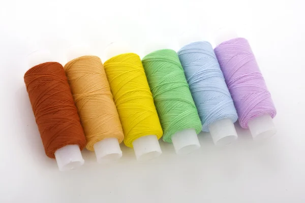 Kolorowe szpule wątki — Zdjęcie stockowe
