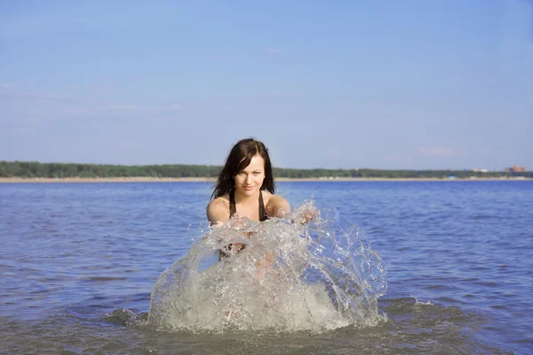 Chica dabble en el mar —  Fotos de Stock