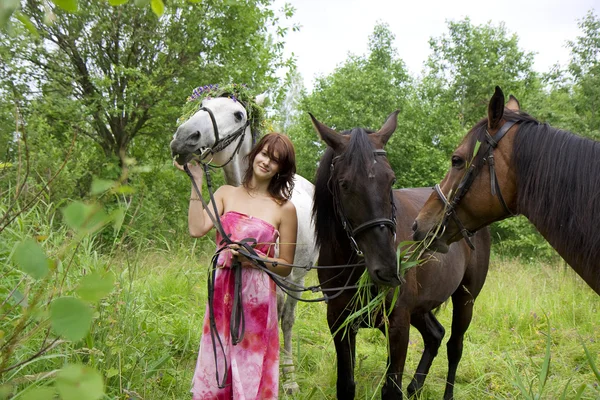 Menina morena com cavalo — Fotografia de Stock