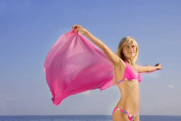 Menina de fato de banho rosa na praia — Fotografia de Stock