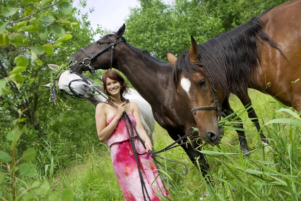 Брюнетка с лошадью — стоковое фото