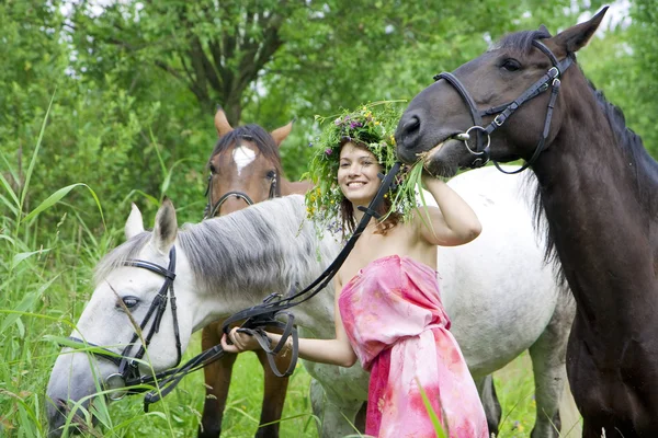Brunetka dziewczynka z konia — Zdjęcie stockowe