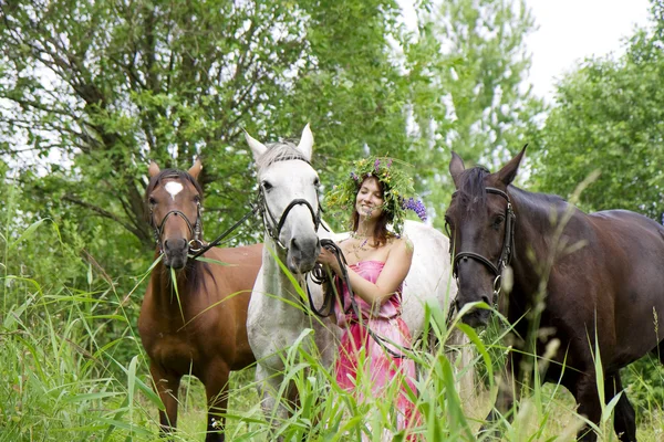 Κορίτσι μελαχρινή με άλογο — Φωτογραφία Αρχείου