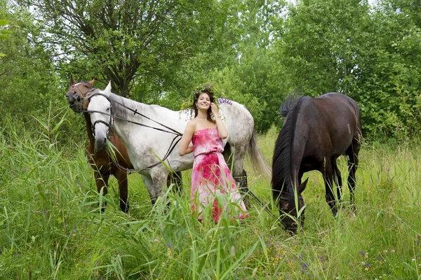 馬とブルネットの少女 — ストック写真