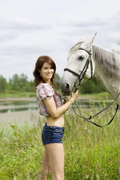 Brunette fille avec cheval — Photo