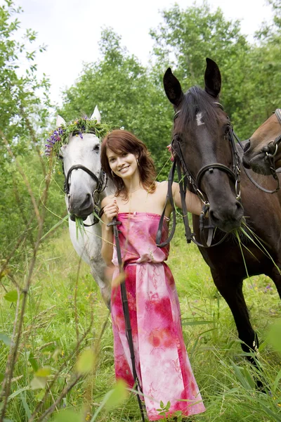 Брюнетка дівчина з конем — стокове фото