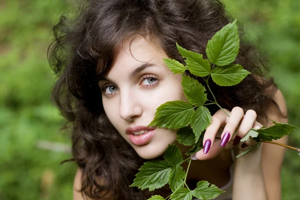 Mädchen mit einem grünen Zweig — Stockfoto