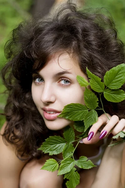 Flicka med en grön gren — Stockfoto