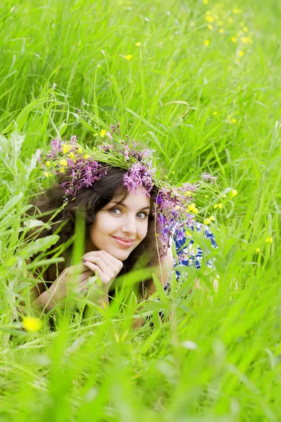 Meisje, liggend op het grasveld — Stockfoto