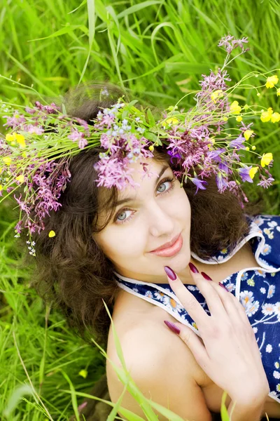 Chica, acostada en el campo de hierba —  Fotos de Stock
