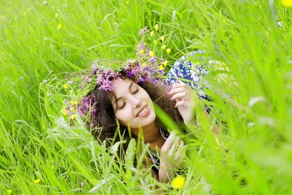 Girll, deitado no campo de grama — Fotografia de Stock