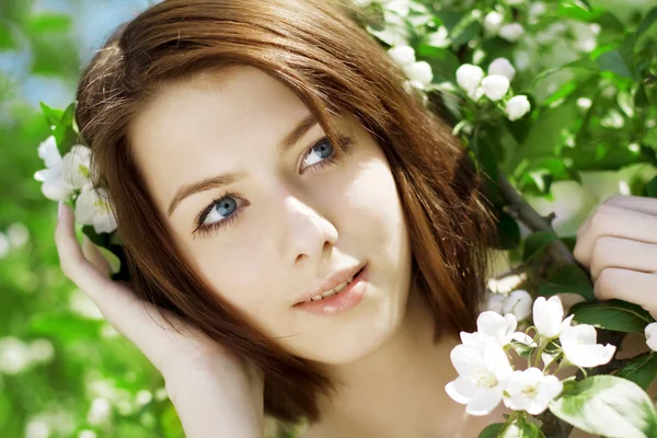 Bella ragazza tra gli alberi in fiore — Foto Stock