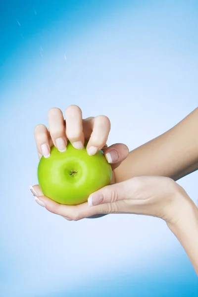 Meisje in beslag genomen nagels de groene appel — Stockfoto