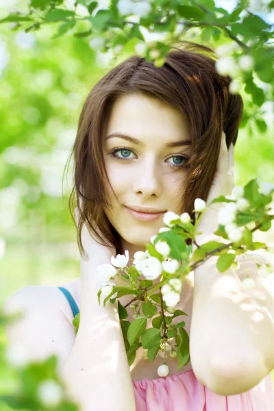 Όμορφο κορίτσι ανάμεσα στα ανθισμένα δέντρα — Φωτογραφία Αρχείου