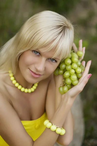 Dziewczyna z winogron — Zdjęcie stockowe