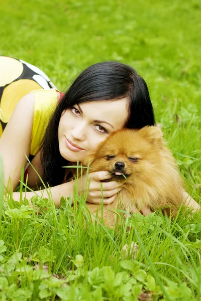 Dívka hraje se psem v parku — Stock fotografie