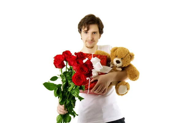 Muž, který dává medvěda a kyticí růží — Stock fotografie