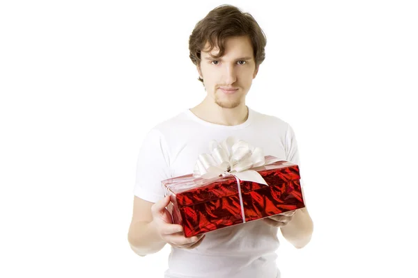 Homme qui donne le cadeau en rouge sur fond blanc — Photo