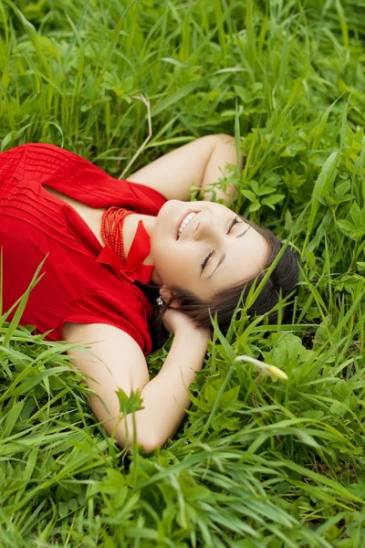 Piękna dziewczyna leżąca na trawie — Zdjęcie stockowe
