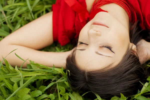 Belle fille couchée sur l'herbe — Photo