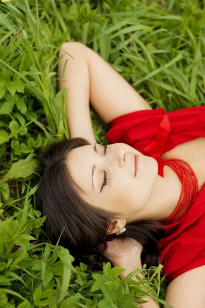 Krásná dívka ležící na trávě — Stock fotografie