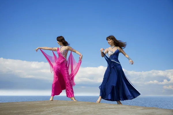 Girls dancing on the sky — Stock Photo, Image