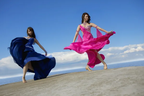 Mädchen tanzen am Himmel — Stockfoto