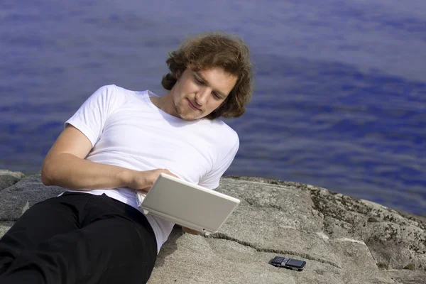 Человек с ноутбуком на открытом воздухе — стоковое фото