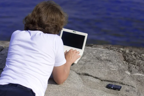 Человек с ноутбуком на открытом воздухе — стоковое фото