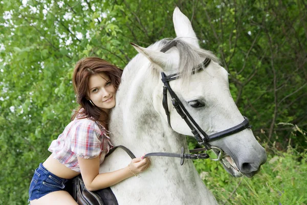 馬とブルネットの少女 — ストック写真