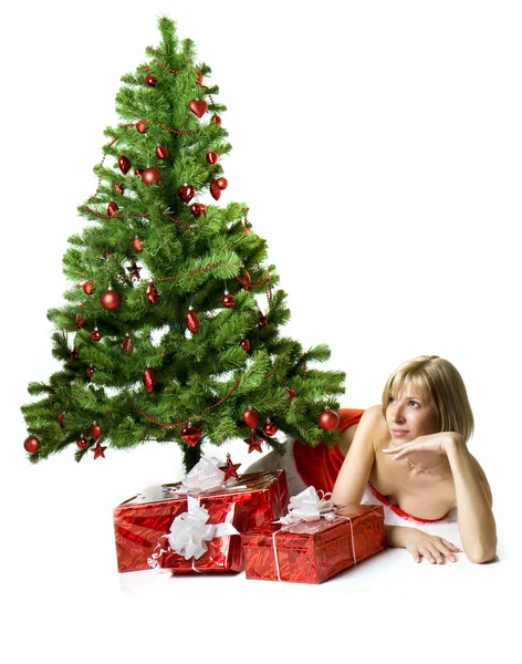Santa meisje liggen onder de boom — Stockfoto