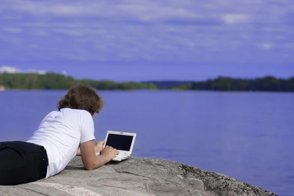 Man with a laptop in an outdoor — Stock Photo, Image