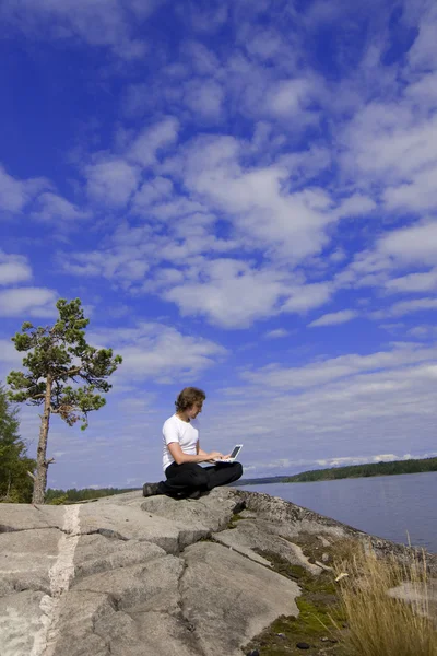 Homem com um laptop ao ar livre — Fotografia de Stock