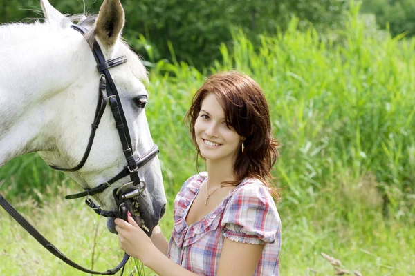 Bruna ragazza con cavallo — Foto Stock