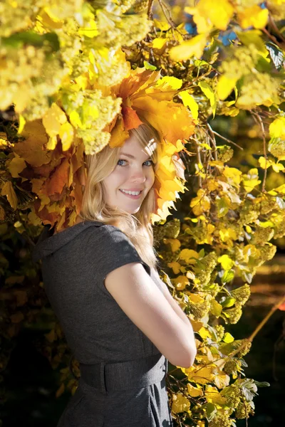 Menina na coroa de outono — Fotografia de Stock