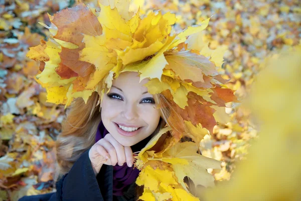 秋の花輪の女の子 — ストック写真