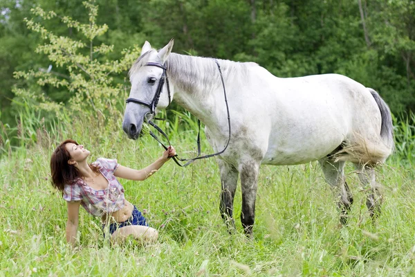 Brunette meisje met paard — Stockfoto