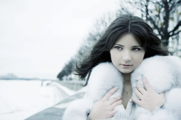 Girl in winter city — Stock Photo, Image