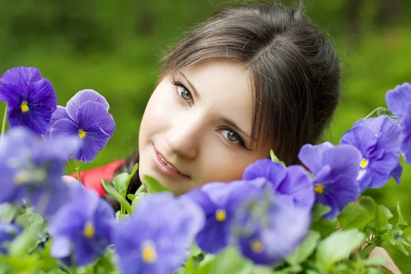 Menina com flores de primavera — Fotografia de Stock