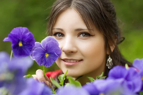 Mädchen mit Frühlingsblumen — Stockfoto