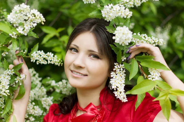 Дівчина з весняними квітами — стокове фото